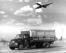Historisches Foto: LKW & Flugzeug